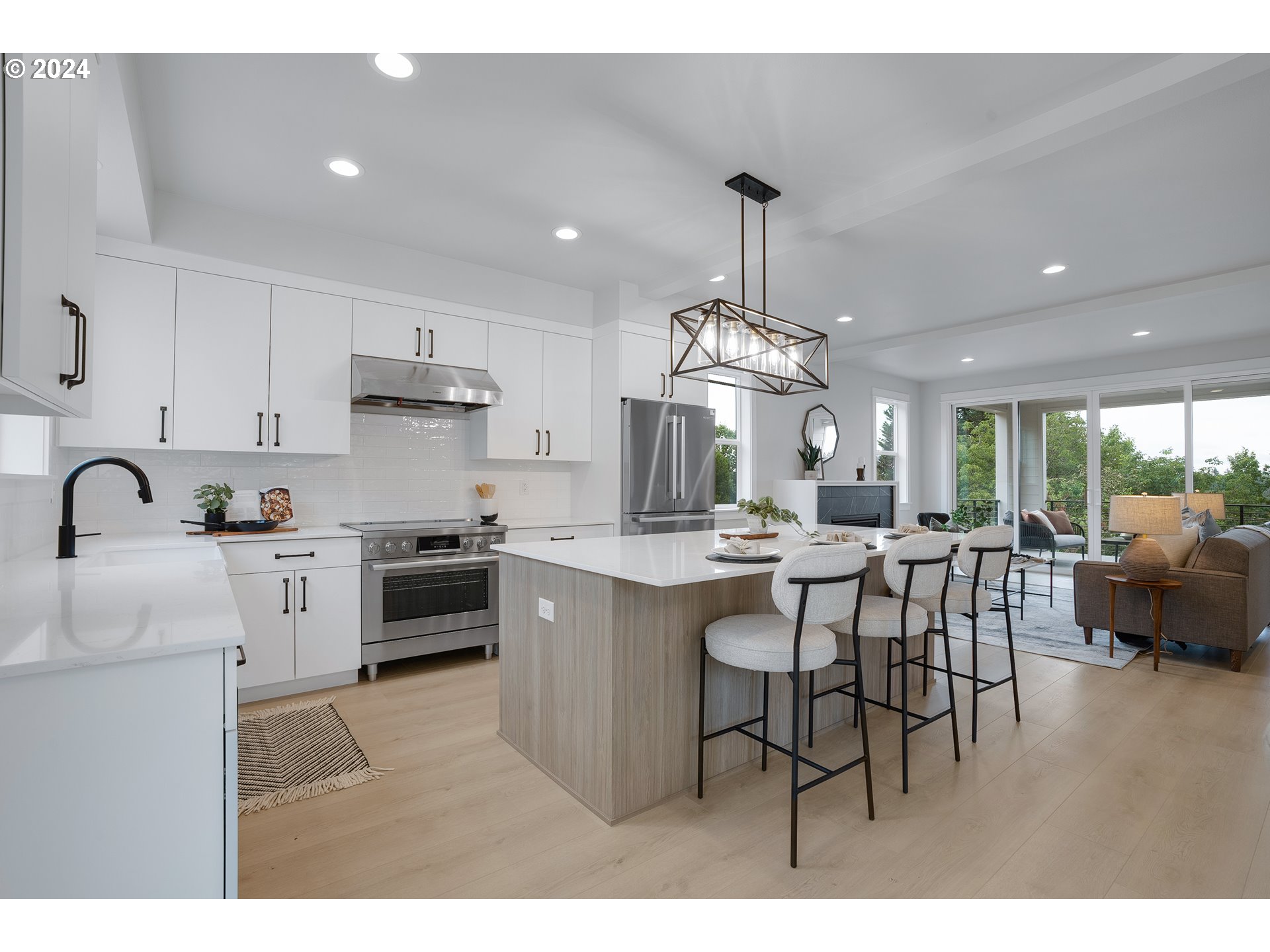 6022 Southwest 18th Drive Portland, OR 97239 - Photo 15 of 36