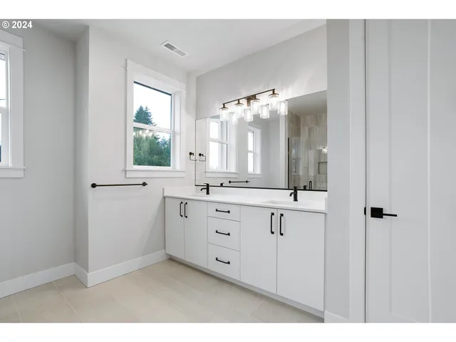 $924,860 | 6022 Southwest 18th Drive, Portland, OR 97239