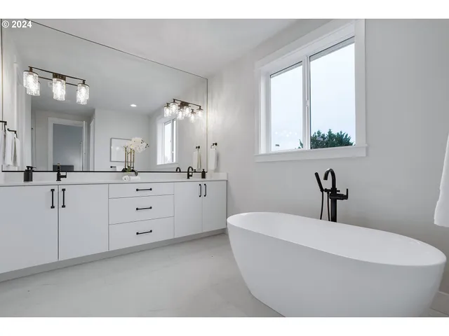 $924,860 | 6022 Southwest 18th Drive, Portland, OR 97239