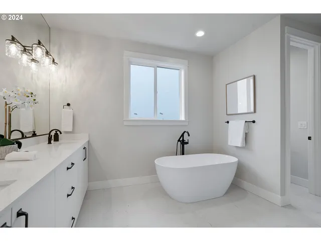 $924,860 | 6022 Southwest 18th Drive, Portland, OR 97239