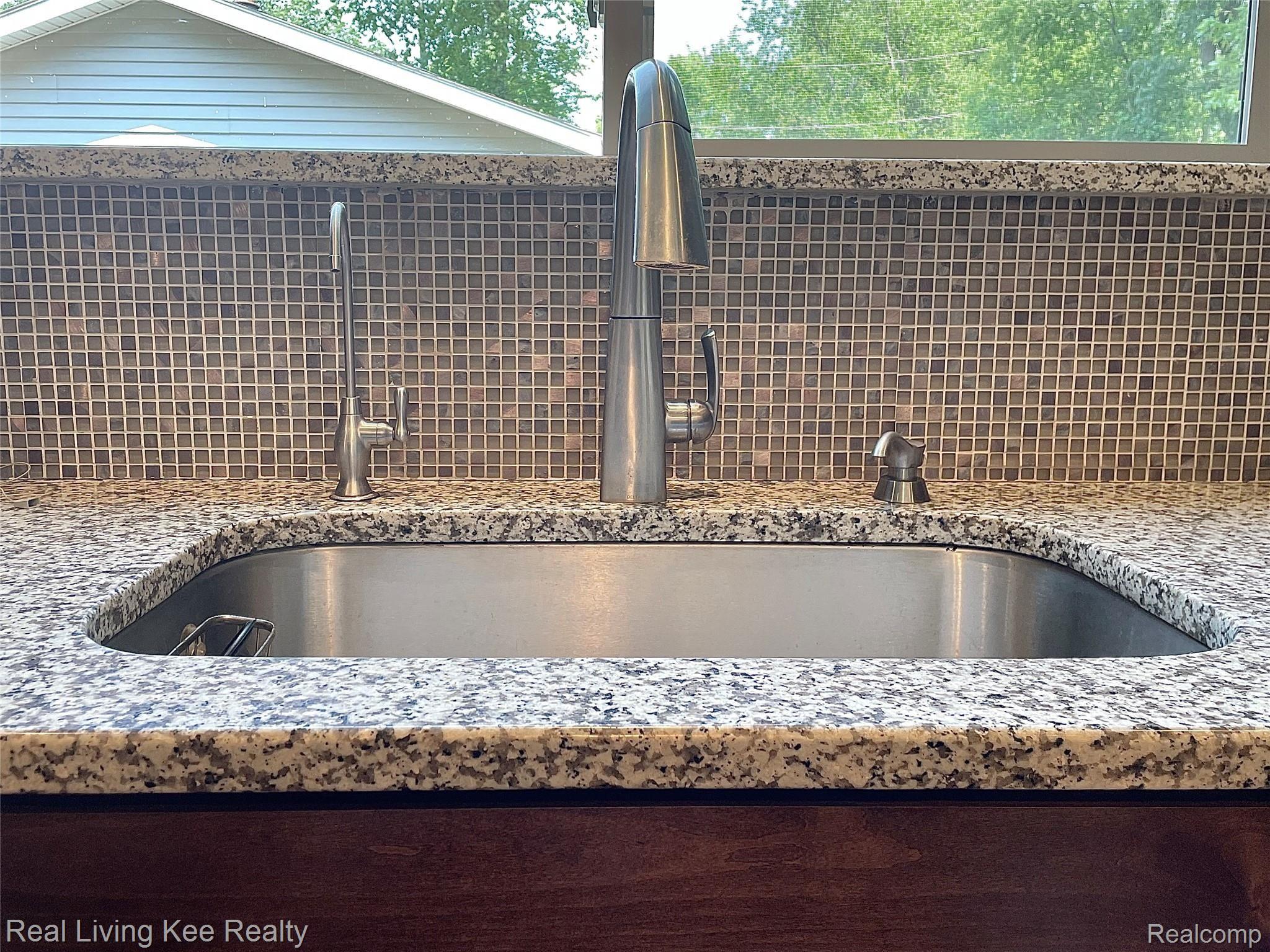 557 Curzon Road Rochester, MI 48307 - Photo 18 of 66 Granite counters / tile backsplash