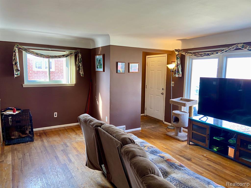 24286 Roxana Avenue Eastpointe, MI 48021 - Photo 9 of 37