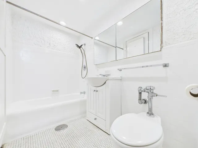 $309,900 | 5555 South Everett Avenue, Unit B34, Chicago, IL 60637