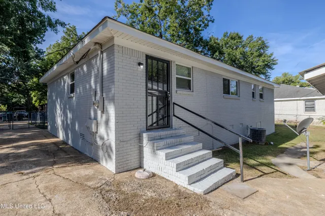 $137,900 | 300 East Valley Avenue, Holly Springs, MS 38635