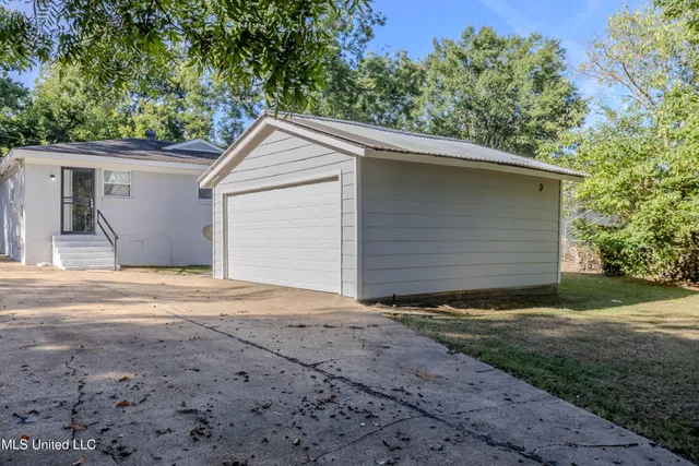 $137,900 | 300 East Valley Avenue, Holly Springs, MS 38635