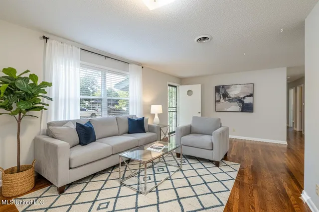 $137,900 | 300 East Valley Avenue, Holly Springs, MS 38635