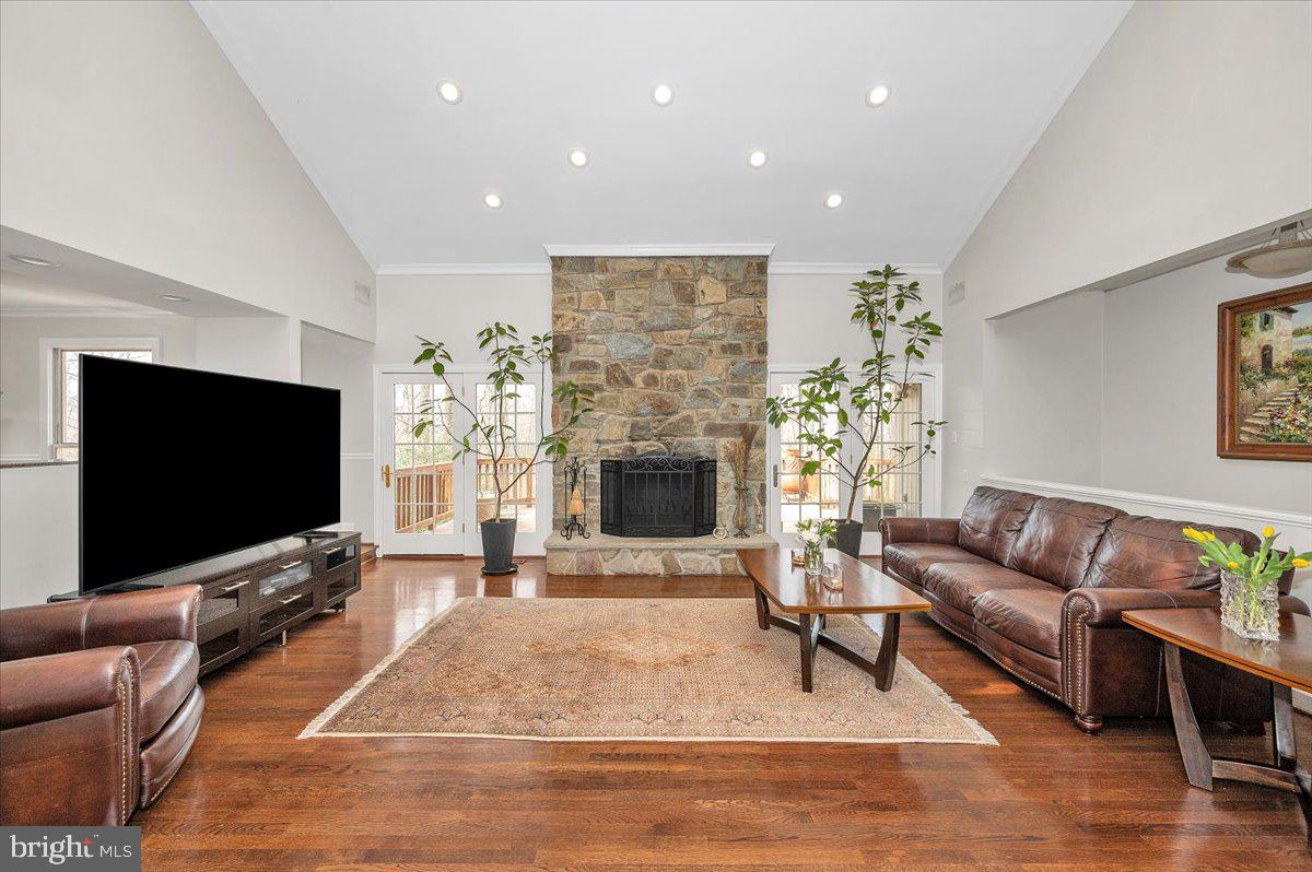 10101 Lloyd Road Potomac, MD 20854 - Photo 11 of 65 Living room