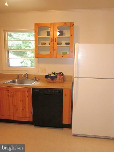8819 Battery Road Alexandria, VA 22308 - Photo 1 of 18 Kitchen