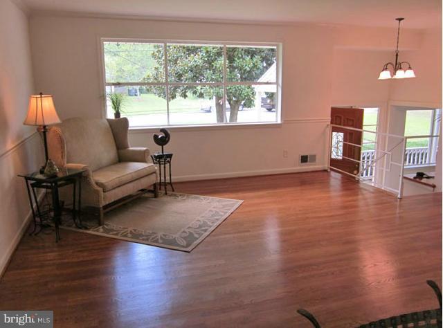 8819 Battery Road Alexandria, VA 22308 - Photo 5 of 18 Living Room