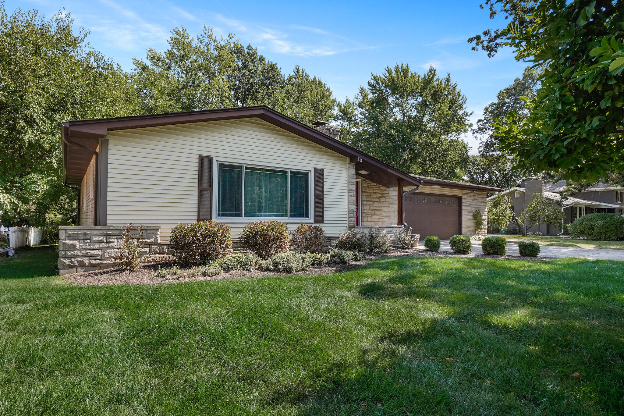 744 South Court Street Crown Point, IN 46307 - Photo 2 of 31 2048x1365