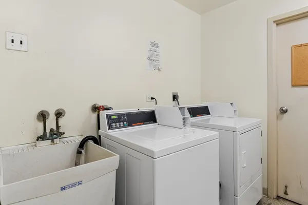 $185,000 | 6818 Roberts Drive, Unit 6, Woodridge, IL 60517
