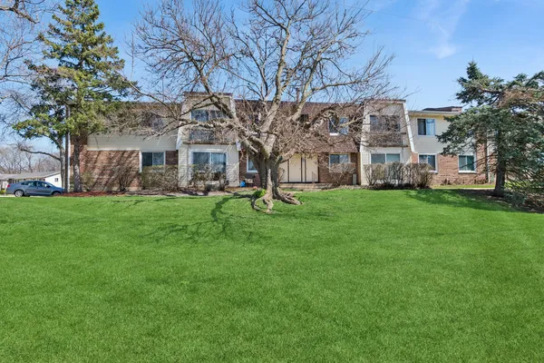 $185,000 | 6818 Roberts Drive, Unit 6, Woodridge, IL 60517
