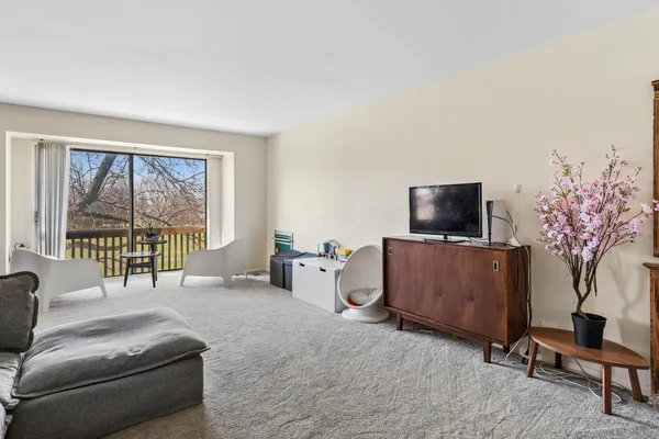 $185,000 | 6818 Roberts Drive, Unit 6, Woodridge, IL 60517