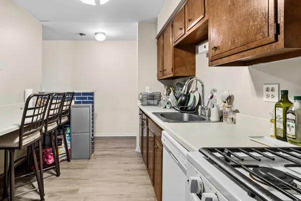 $185,000 | 6818 Roberts Drive, Unit 6, Woodridge, IL 60517