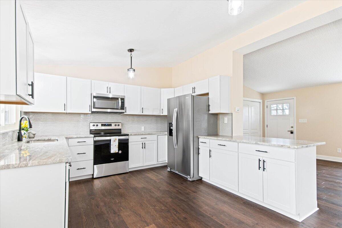 970 Plum Ridge Columbus, OH 43213 - Photo 8 of 43 08-Kitchen