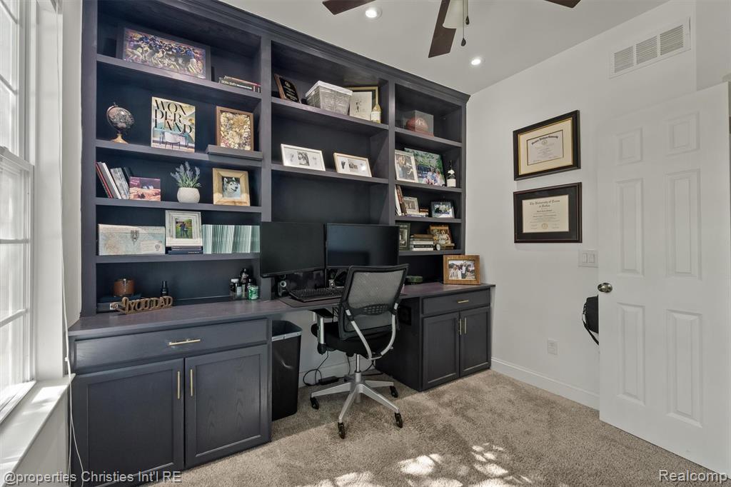 27087 Victoria Road Novi, MI 48374 - Photo 3 of 38
