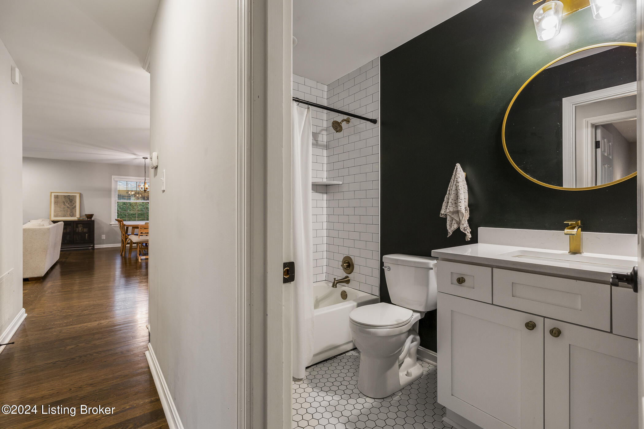 1928 Buttonwood Road Louisville, KY 40222 - Photo 22 of 46 Hallway bath