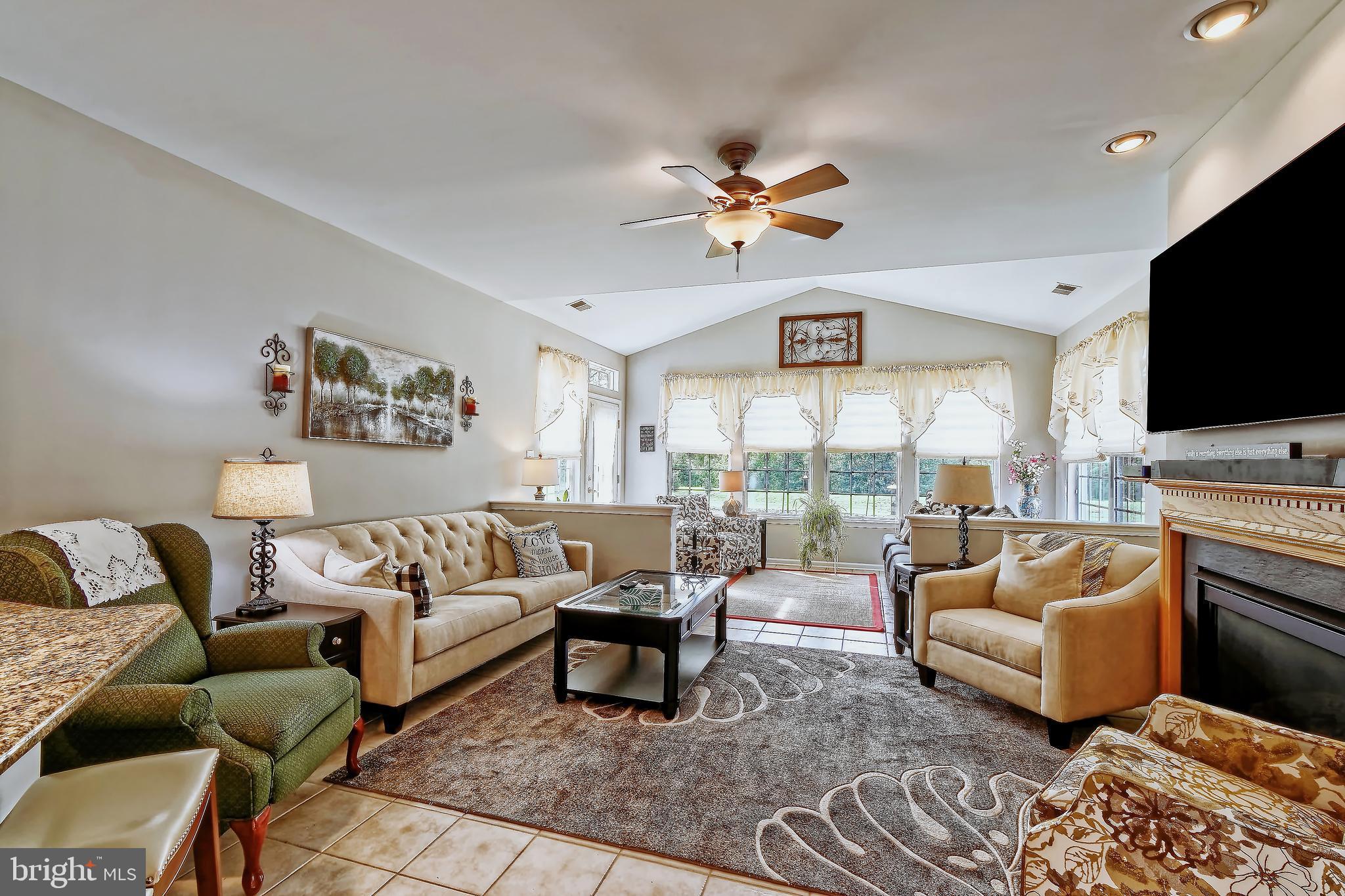 124 Somerfield Road Swedesboro, NJ 08085 - Photo 4 of 37 Living Room