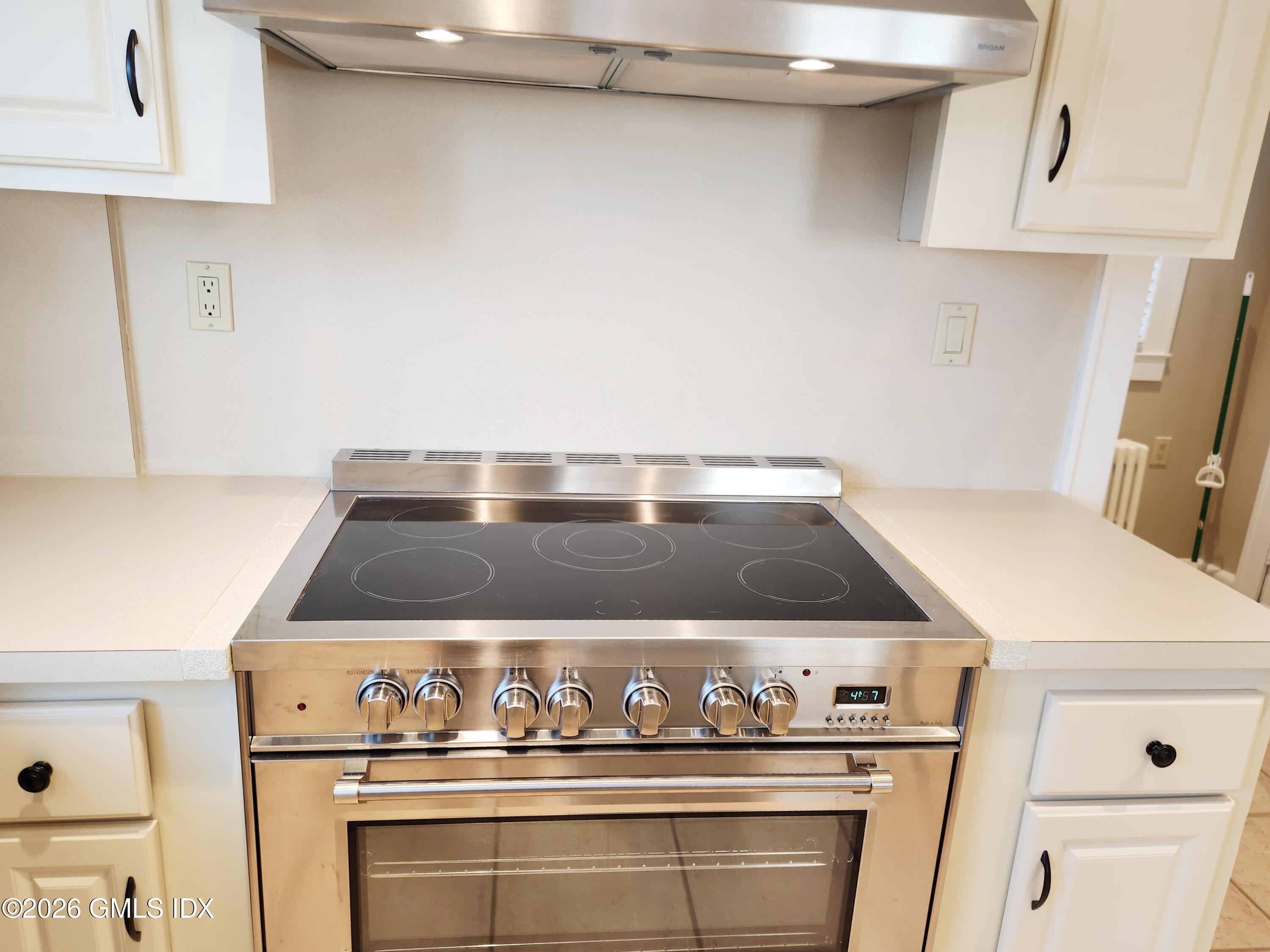 34 Harold Street Cos Cob, CT 06807 - Photo 9 of 25 a close view of stove