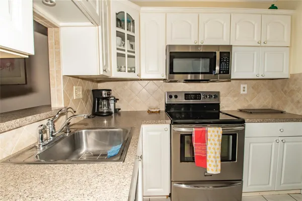 $2,500 | 5003 Northwest 35th Street, Unit 503, Lauderdale Lakes, FL 33319