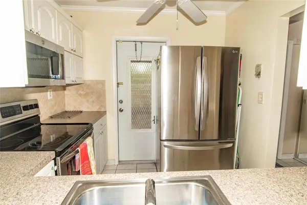 $2,500 | 5003 Northwest 35th Street, Unit 503, Lauderdale Lakes, FL 33319