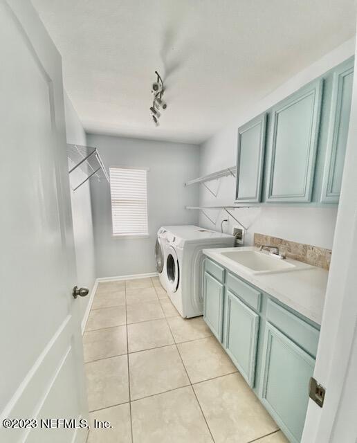 3949 Ringneck Drive Jacksonville, FL 32226 - Photo 14 of 16 a bathroom with a sink a mirror and a bathtub