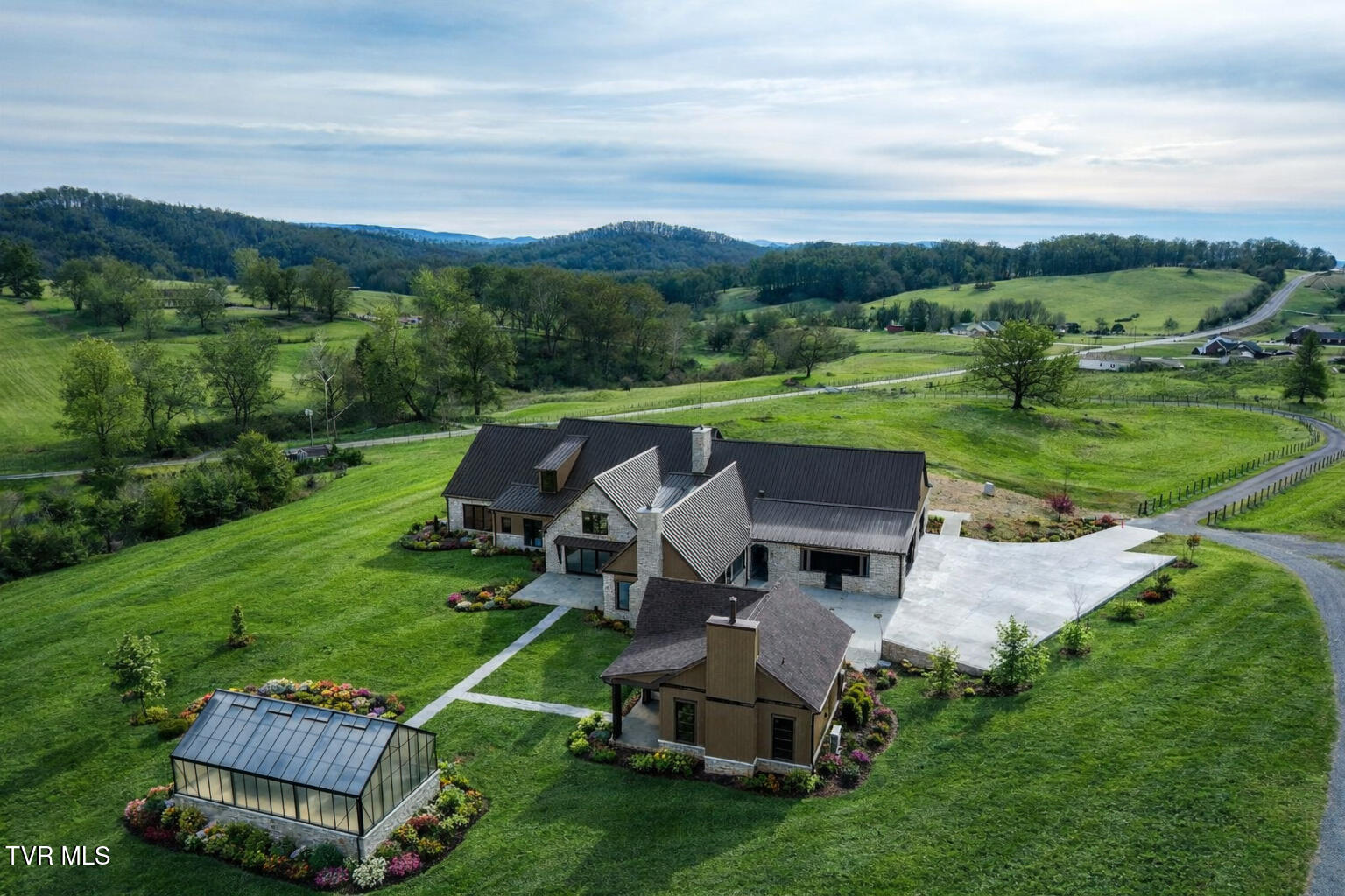 18213 Old Jonesboro Road Bristol, VA 24202 - Photo 13 of 75 Old Jboro Grass Exterior Gunit-16
