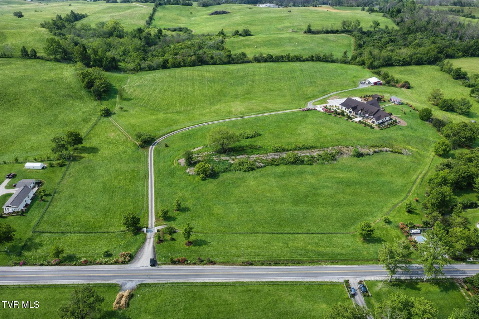 18213 Old Jonesboro Road Bristol, VA 24202 - Photo 10 of 75 Old Jboro Grass Exterior Gunit-13