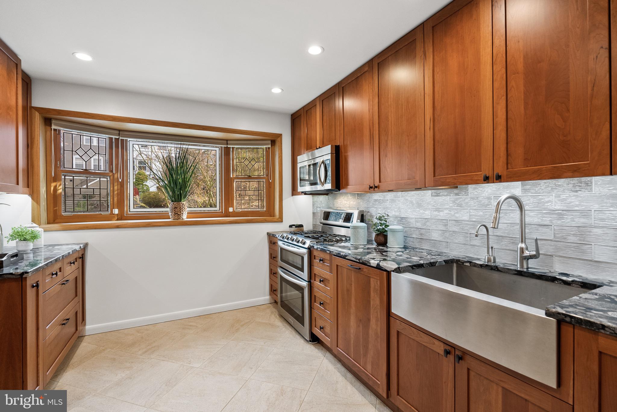 4854 Reservoir Road Northwest Washington, DC 20007 - Photo 11 of 53 Deep apron sink