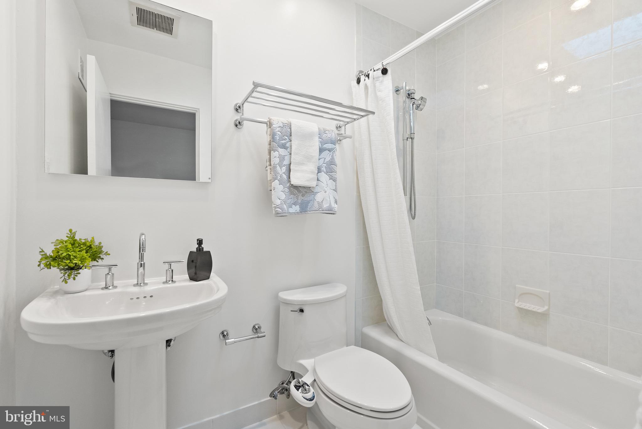 4854 Reservoir Road Northwest Washington, DC 20007 - Photo 44 of 53 Upstairs bathroom with bathtub