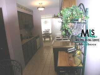 1004 Willow Grove Court Rochester, MI 48307 - Photo 3 of 8 556398-2.JPG