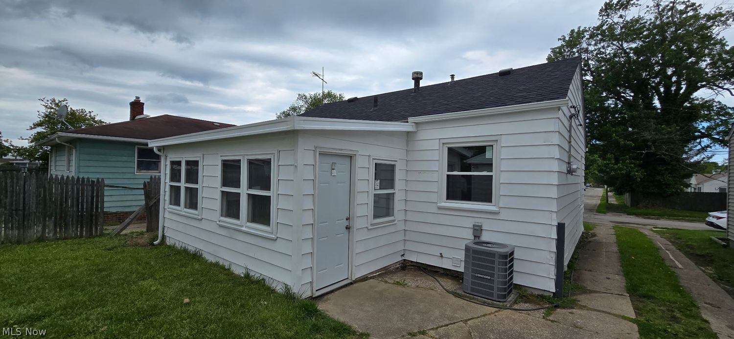 13347 Thornhope Road Cleveland, OH 44135 - Photo 3 of 15