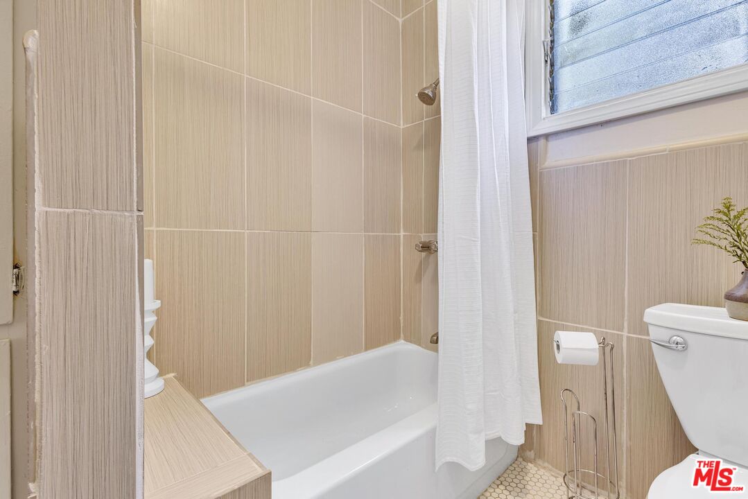 313 Museum Drive Los Angeles, CA 90065 - Photo 19 of 43 a bathroom with a bathtub and a toilet