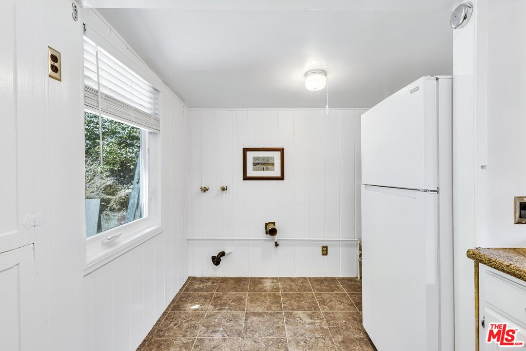 313 Museum Drive Los Angeles, CA 90065 - Photo 27 of 43 a view of a hallway with a white walls