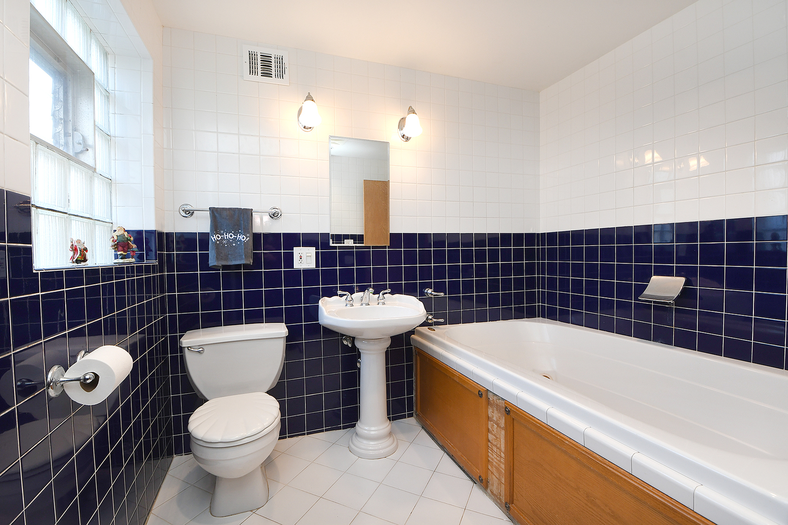 1423 Hillview Road Homewood, IL 60430 - Photo 17 of 23 a bathroom with a sink toilet and shower
