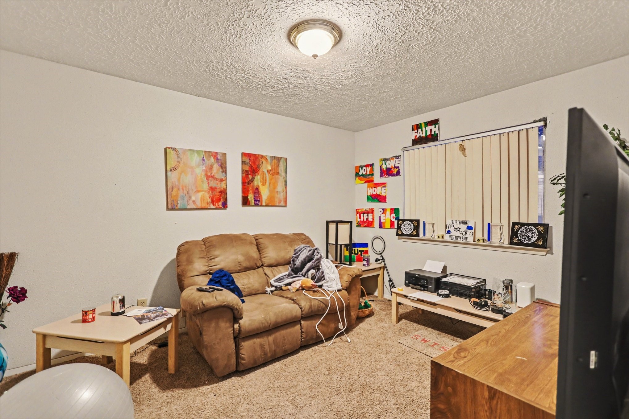 12151 Swords Creek Road Houston, TX 77067 - Photo 16 of 20 a living room with furniture