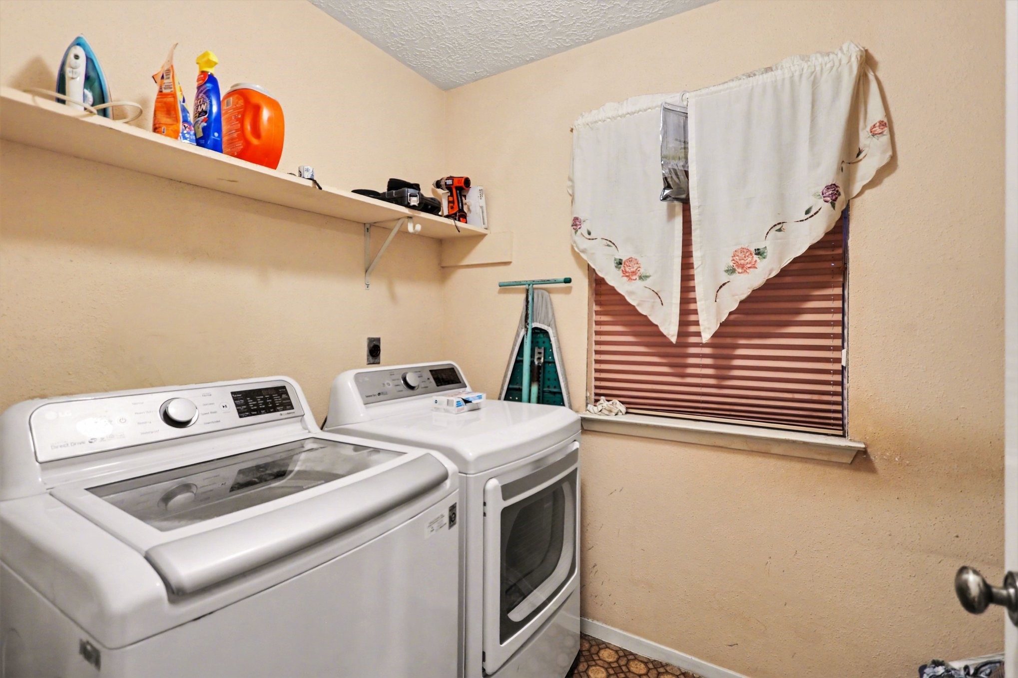 12151 Swords Creek Road Houston, TX 77067 - Photo 6 of 20 a utility room with dryer and washer