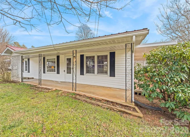 $299,000 | 1124 Skyland Drive, Sylva, NC 28779