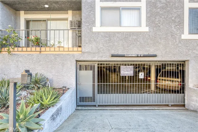 a view of entryway with a house