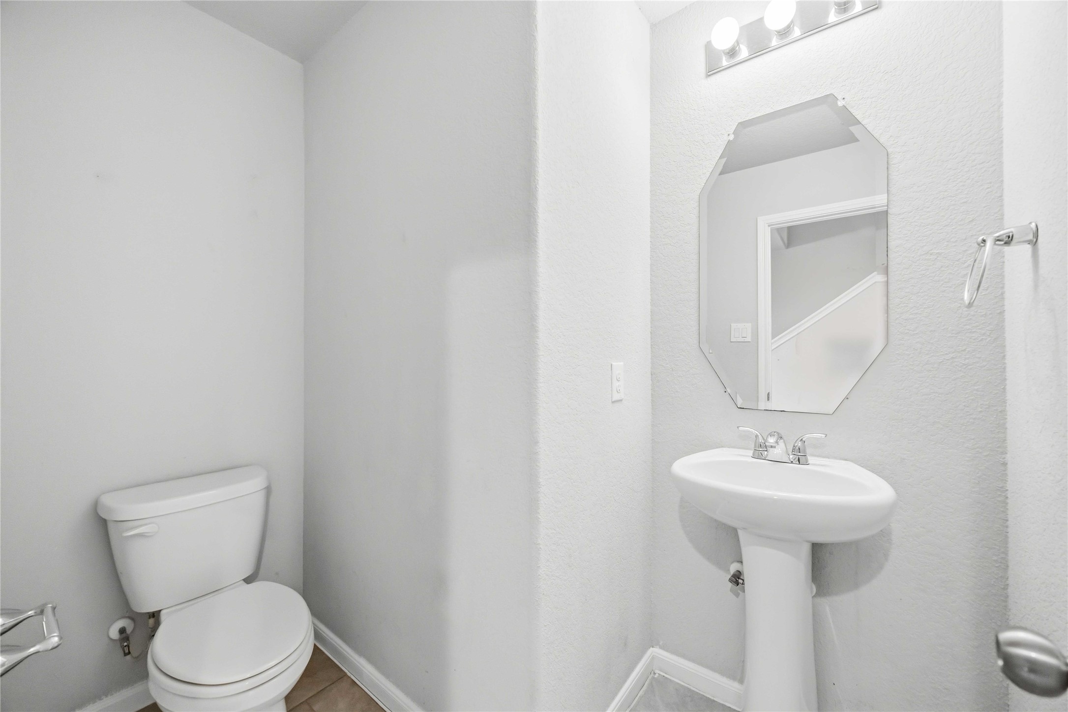 703 Autumn Flats Way Rosharon, TX 77583 - Photo 7 of 18 This convenient charming main powder room features a clean and timeless design. The space is thoughtfully laid out to maximize comfort while maintaining a bright, open feel.
