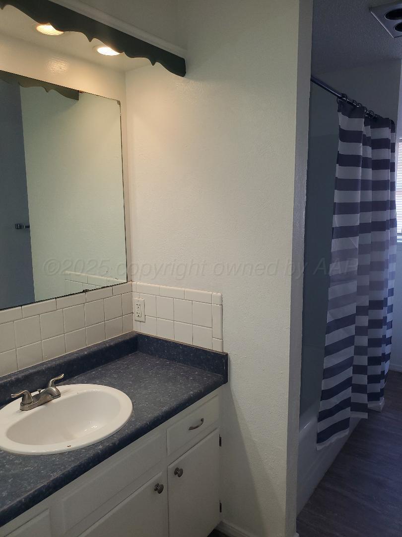 4209 B Tulia Drive Amarillo, TX 79109 - Photo 23 of 25 2nd bathroom