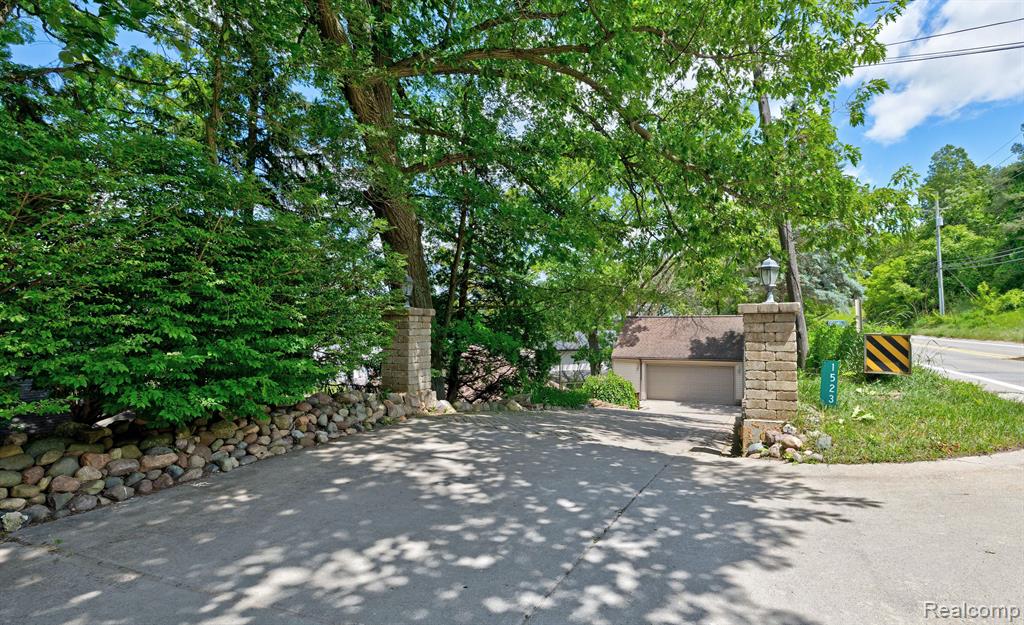 1523 Rochester Road Leonard, MI 48367 - Photo 6 of 62 Gallery Image 6