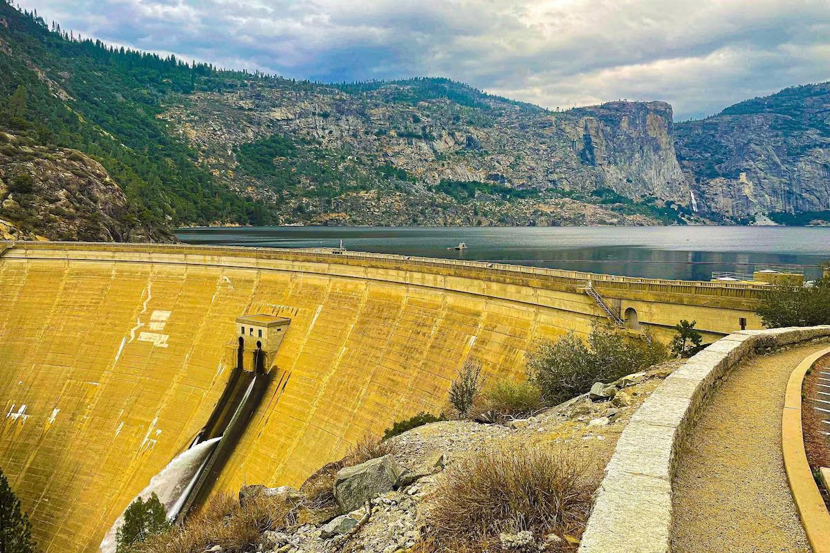 19385 Ferretti Road Groveland, CA 95321 - Photo 25 of 47 View of mountain background featuring a large body of water
