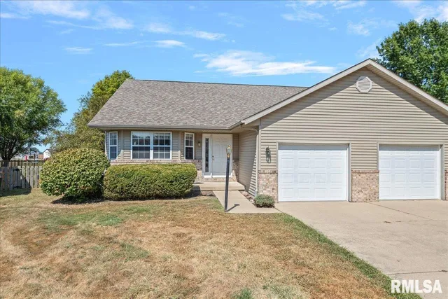 $185,500 | 17 Hawks Nest Drive, Chatham, IL 62629