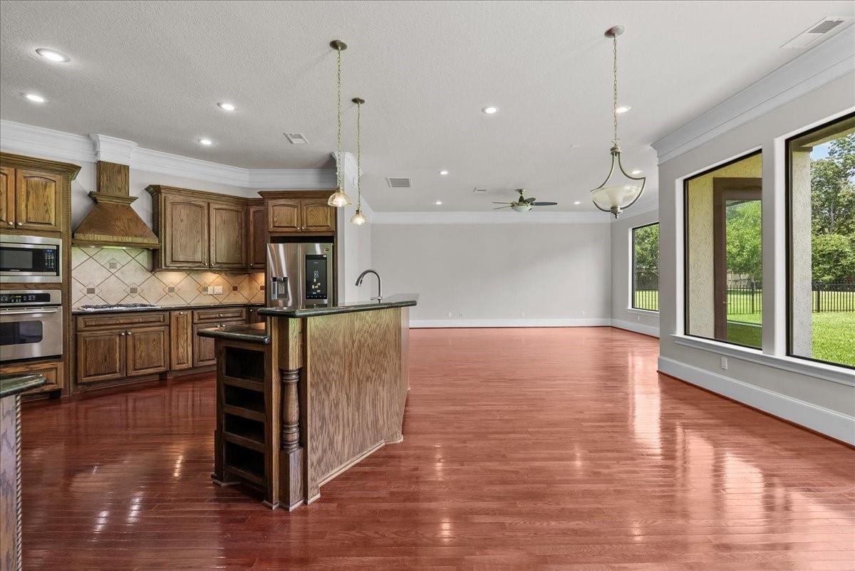 205 Del Monte Drive Friendswood, TX 77546 - Photo 13 of 50