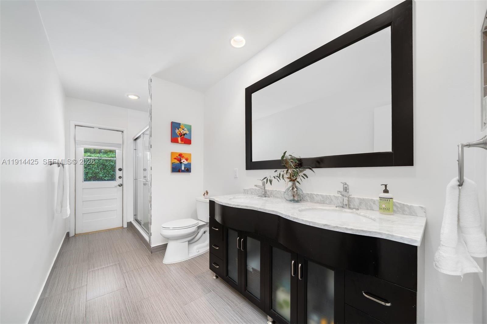 10645 Southwest 89th Court Miami, FL 33176 - Photo 22 of 35 First level bathroom