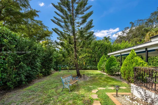 a view of house with outdoor entertaining spaces