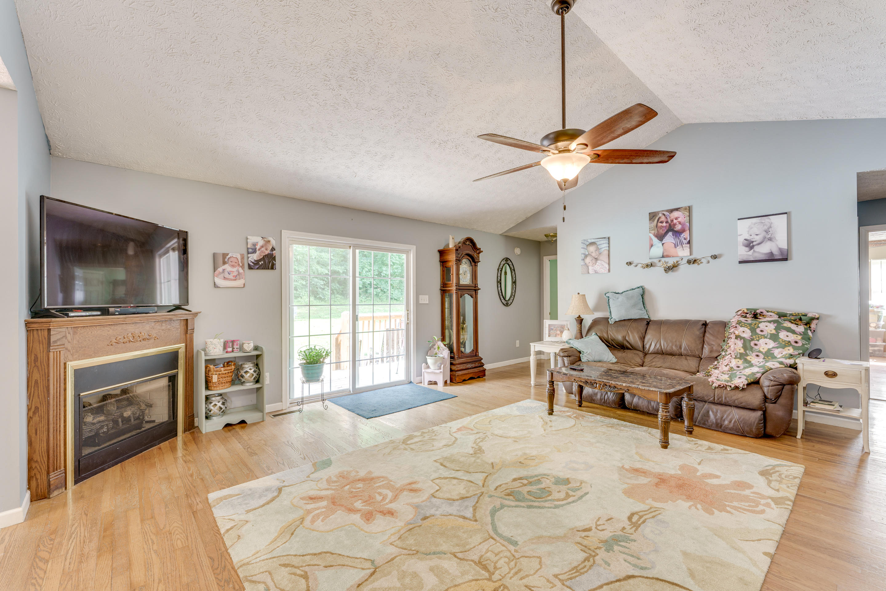 714 Derrick Road Dandridge, TN 37725 - Photo 7 of 26 4.6 - living 3