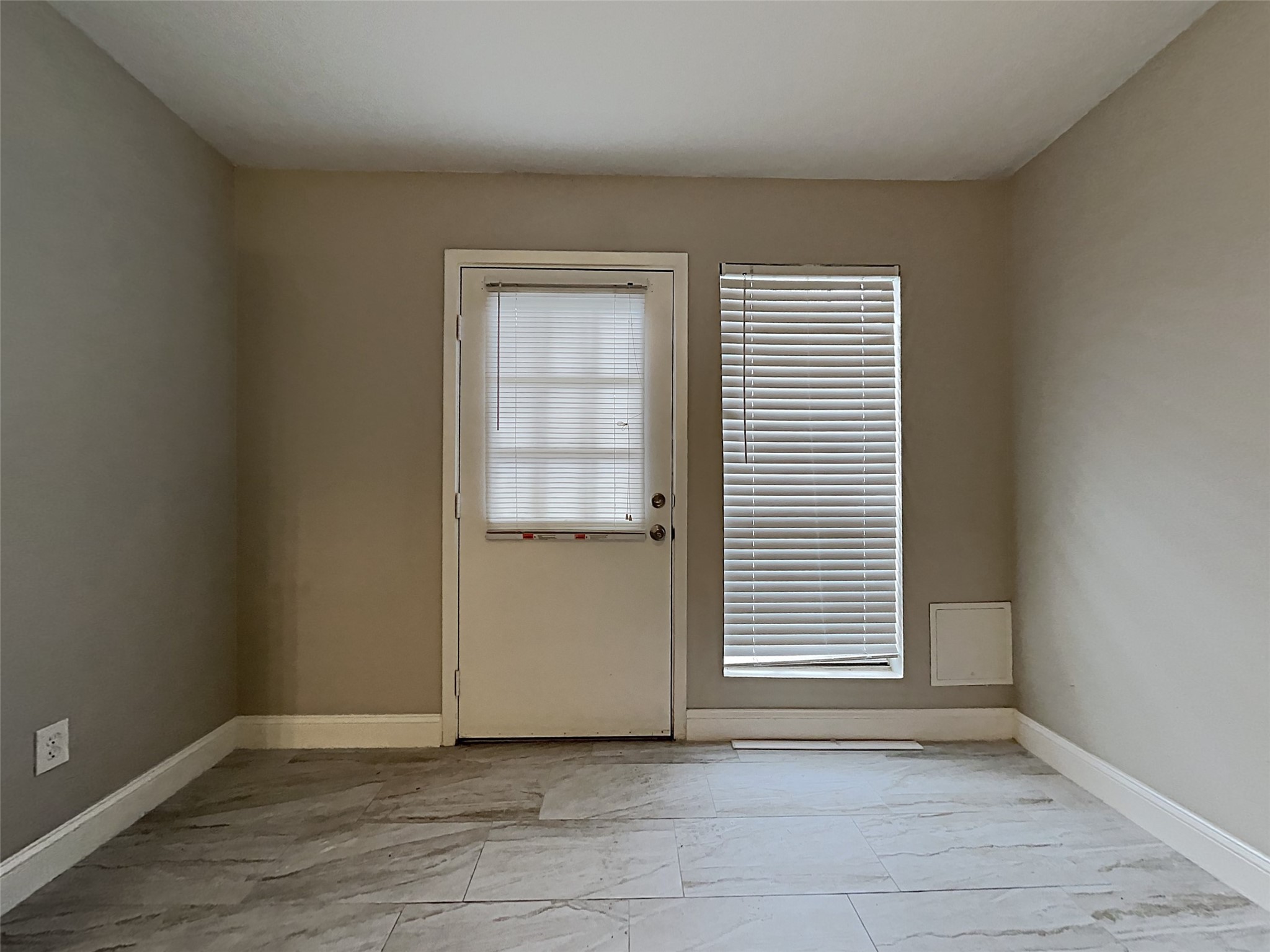 14020 Schroeder Road, Unit 108 Houston, TX 77070 - Photo 7 of 15 an empty room with a window