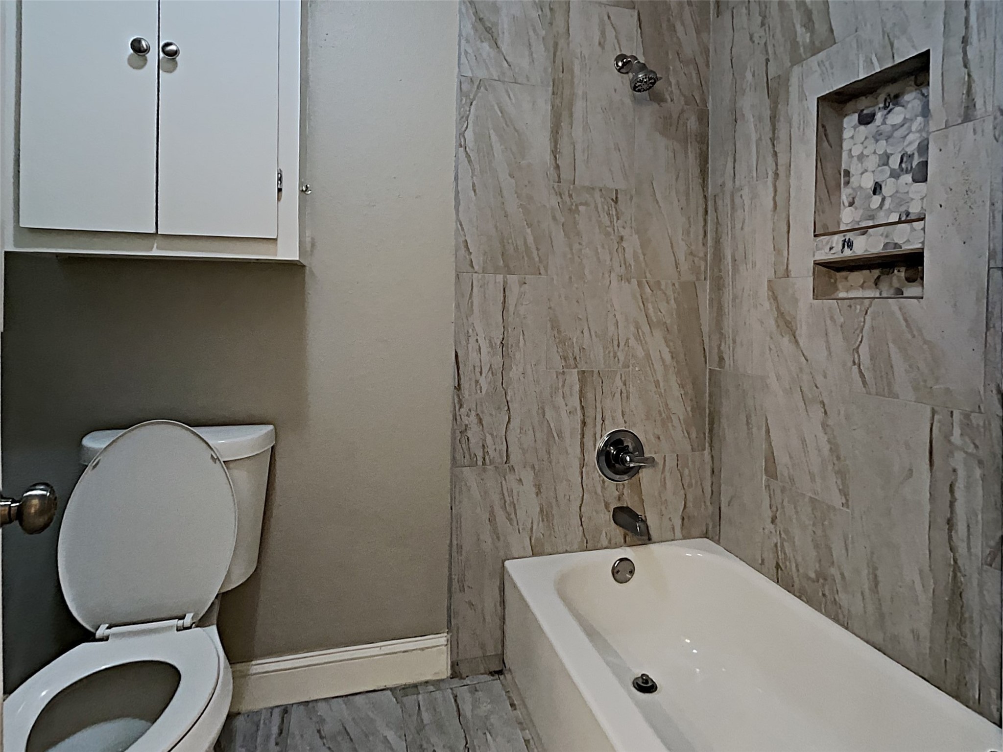 14020 Schroeder Road, Unit 108 Houston, TX 77070 - Photo 10 of 15 a bathroom with a toilet a sink and bathtub